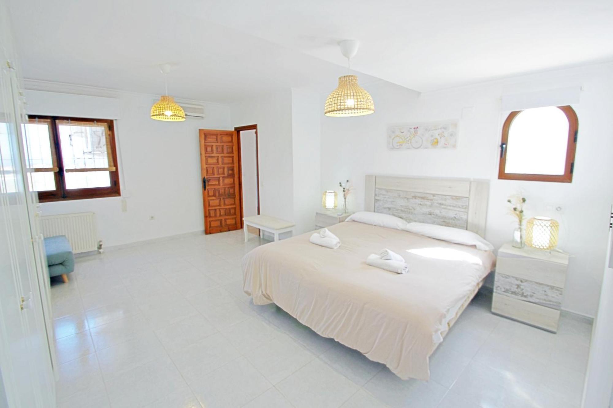Aaron - With Stunning Views And Private Pool In Villa *