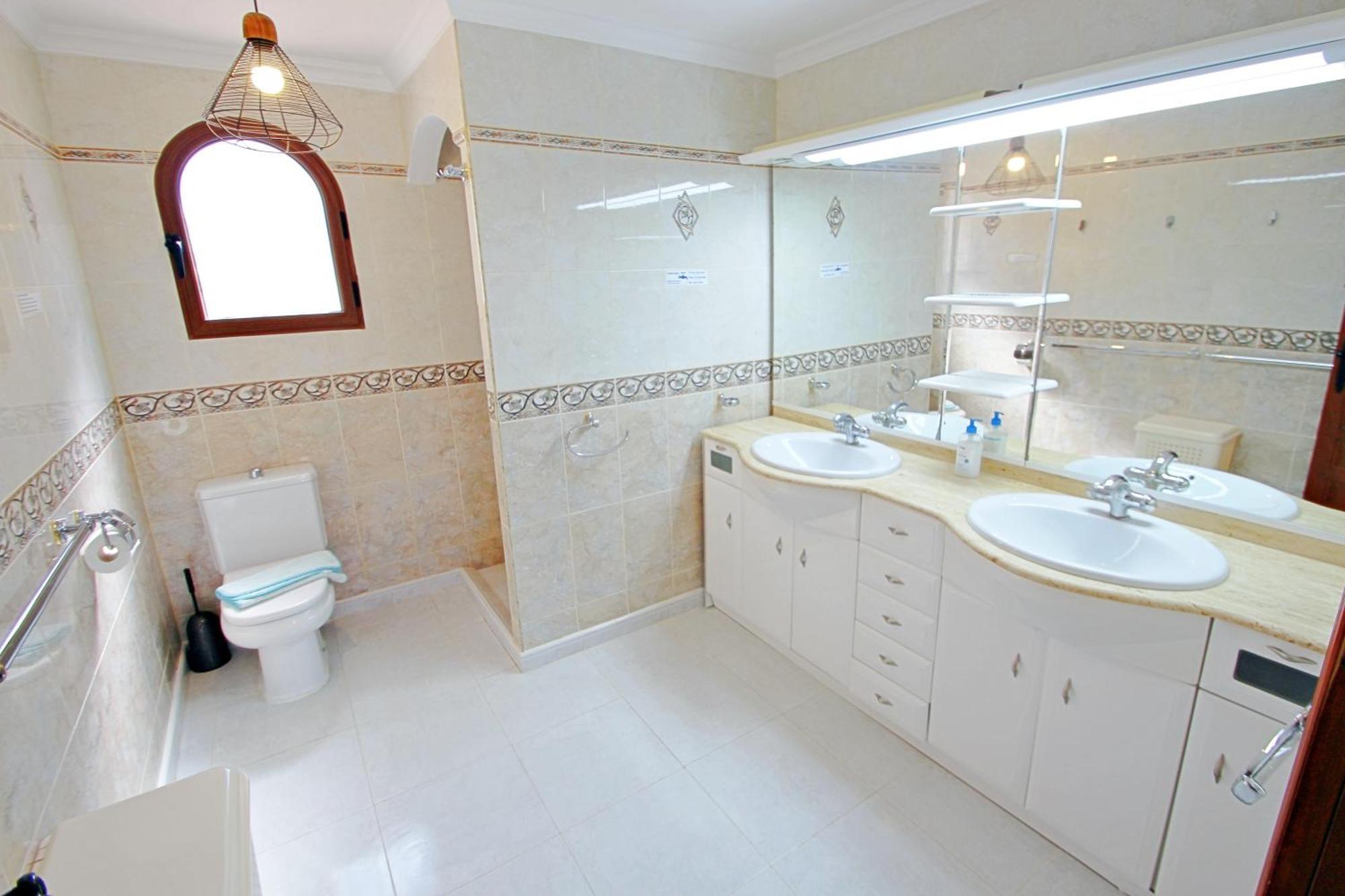 Aaron - With Stunning Views And Private Pool In